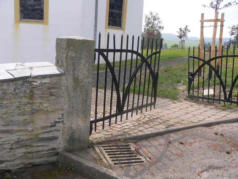 Friedhofsmauer und Eingangstor an der ev. Kirche