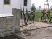 Friedhofsmauer und Eingabgstor an der ev. Kirche