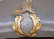 Wappen mit der Jahreszahl 1770 am Portal der kath. Kirche Biebern