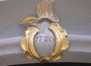 Wappen mit der Jahreszahl 1770 am Portal der kath. Kirche Biebern