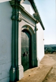 Eingangsportal der katholischen Kirche